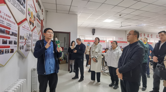 全市非公有制經(jīng)濟組織和社會(huì )組織黨建觀(guān)摩學(xué)習活動(dòng)暨 包頭企業(yè)黨建聯(lián)盟第五期書(shū)記主題論壇在東寶生物生態(tài)園區舉行